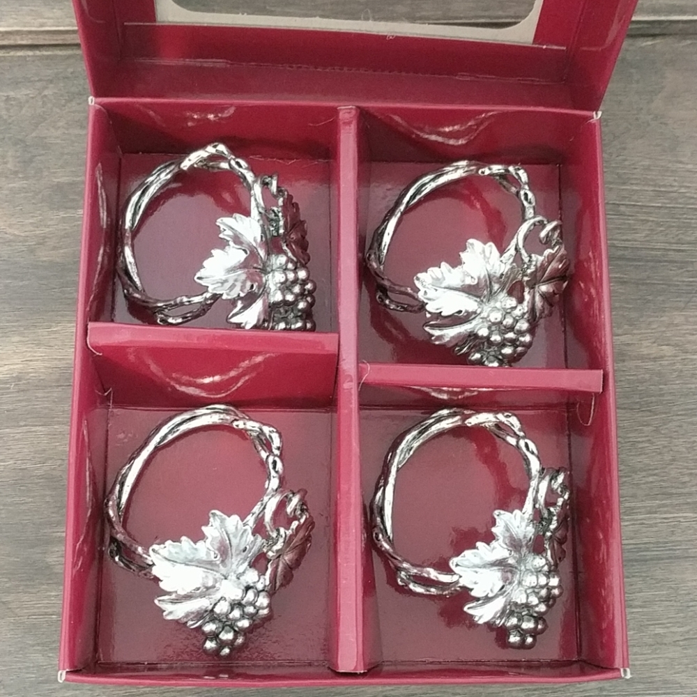 Arthur Court Grape Napkin Rings - Set / 4